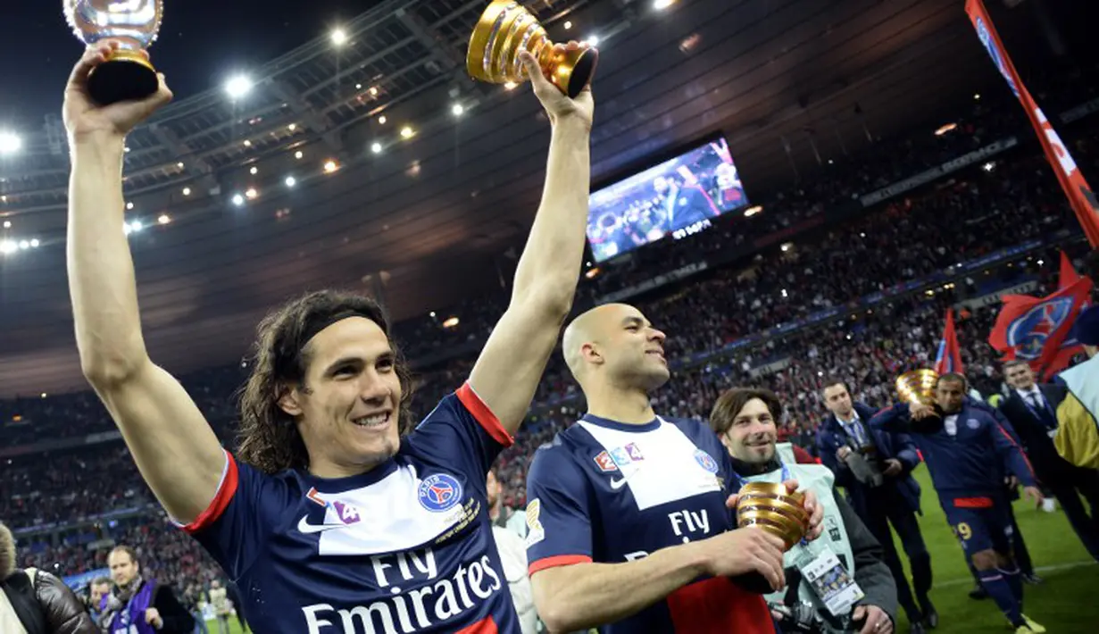  Pemain depan Edinson Cavani merayakan kemenangannya saat mengalahkan Olympique Lyonnais 2-1 pada laga final yang digelar di Stade de France, Sabtu (19/4/2014) (AFP Photo/Franck Fife).