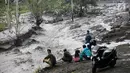 Kondisi aliran Sungai Yeh Sah yang dilintasi lahar dingin dari Gunung Agung di Karangasem, Bali, Sabtu (2/12). Banjir lahar dingin dari Gunung Agung ini menjadi tontonan warga sekitar dan juga pengendara yang melintas. (Liputan6.com/Immanuel Antonius)