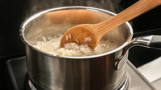 Tips Masak Nasi Pakai Panci Saja Tanpa Dikukus