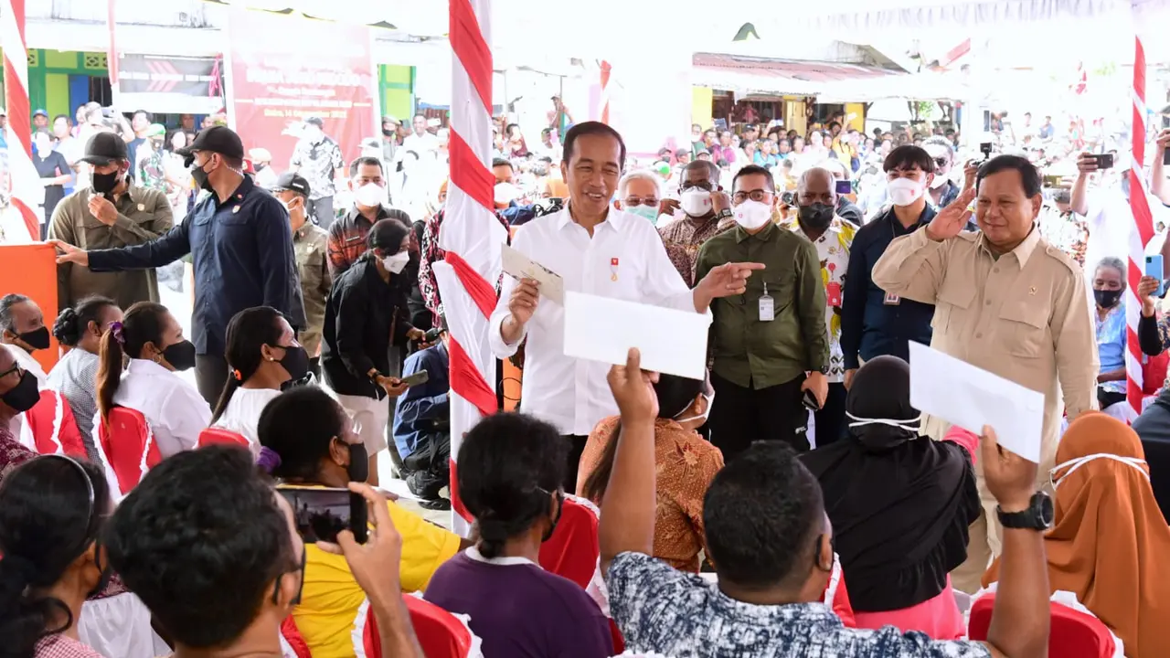 Presiden Jokowi meninjau penyerahan bantuan sosial di Kantor Pos Dobo Kabupaten Kepulauan Aru Provinsi Maluku, Kamis (15/9/2022).