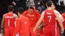 Pebasket Kanada merayakan kemenangan atas Spanyol pada laga FIBA World Cup 2023 di Indonesia Arena, Minggu (3/9/2023). Kanada menang dengan skor 88-85. (Bola.com/M Iqbal Ichsan)