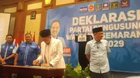 Ketua DPD PKS Kota Semarang, Suharsono, menandatangani dukungan kepada Yoyok Sukawi sebagai calon Wali Kota Semarang. Foto: liputan6.com/felek wahyu&nbsp;