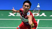 Tunggal putra Jepang, Kento Momota berupaya mengembalikan kok ke tunggal putra Indonesia, Anthony Sinisuka Ginting pada babak perempat final Jepang Terbuka 2019 di Tokyo, Jumat (26/7/2019). Anthony Ginting tersingkir setelah kalah dengan skor 13-21, 22-20 dan 15-21. (TOSHIFUMI KITAMURA/AFP)