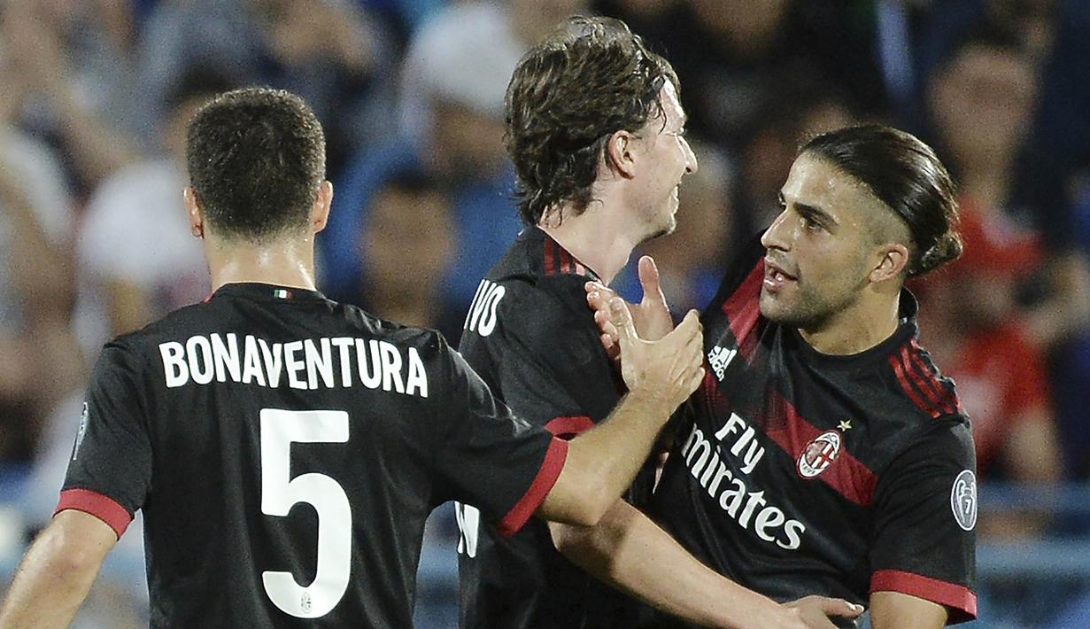 Para pemain AC Milan merayakan gol yang dicetak Ricardo Rodriguez, ke gawang Craiova pada laga kualifikasi Liga Europa di Stadion Municipal, Rumania, Kamis (27/7/2017). Craiova kalah 0-1 dari AC Milan. (AP/Alexandru Dobre)