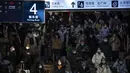 Pelancong berjalan di sepanjang concourse di Stasiun Kereta Api Beijing West di Beijing, Rabu, 18 Januari 2023. China pada Desember mencabut kebijakan "nol-COVID" yang ketat, melepaskan gelombang keinginan perjalanan yang terpendam, terutama di sekitar waktu terpenting China untuk pertemuan keluarga, yang disebut di China sebagai Festival Musim Semi, yang mungkin satu-satunya waktu di satu tahun ketika pekerja perkotaan kembali ke kampung halaman mereka. (AP Photo/Mark Schiefelbein)