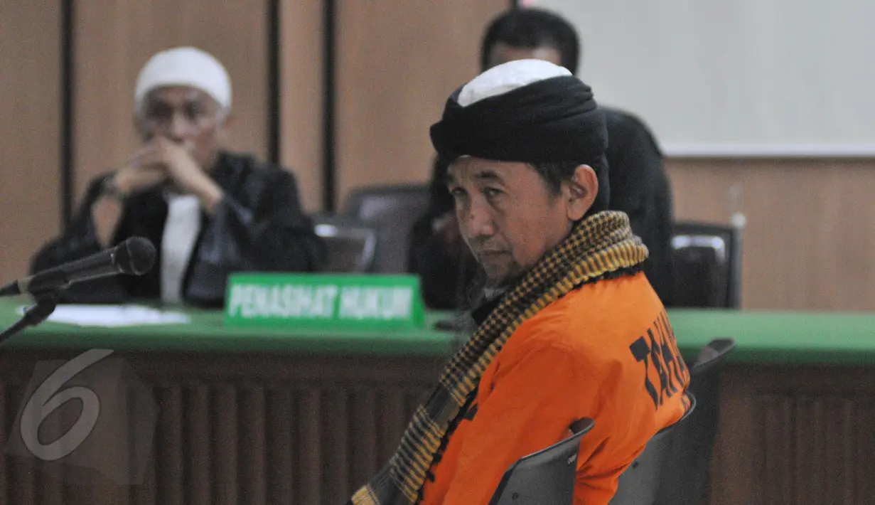 Terdakwa kasus terorisme Afif Abdul Majid mengikuti sidang tuntutan di PN Jakarta Pusat, Senin (8/6). Afif dituntut 8 tahun penjara karena diduga melakukan tindak pidana terorisme dengan mendeklarasikan dukungan kepada ISIS. (Liputan6.com/Herman Zakharia)
