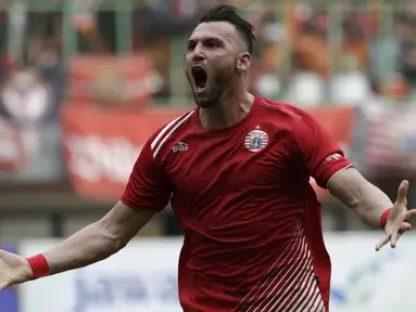 Striker Persija Jakarta, Marko Simic, merayakan gol yang dicetaknya ke gawang 757 Kepri Jaya pada laga Piala Indonesia di Stadion Patriot Bekasi, Jawa Barat, Rabu (23/1). Persija menang 8-2 atas Kepri. (Bola.com/Yoppy Renato)