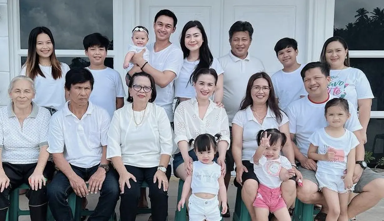 Felicya Angelista mengajak suami dan keduanya anak pulang kampung ke Manado. Bos skincare ini pun tampil sederhana mengenakan kaos putih. [Instagram/@felicyaangelista_]