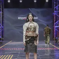 Tampilan profesional etnik lewat blouse peplum batik yang fun dengan bolero dan leather skirt.