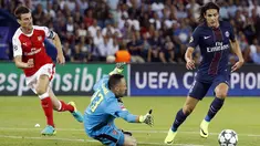 Striker PSG, Edinson Cavani, berusaha melewati kiper Arsenal, David Ospina, pada laga Liga Champions di Stadion Parc des Princes, Paris, Prancis, Rabu (14/9/2016). Kedua tim bermain imbang 1-1. (EPA/Etienne Laurent)