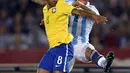 Bek Argentina, Marcos Rojo (kanan) berebut bola udara dengan gelandang Brasil, Elias pada Kualifikasi Piala Dunia 2018 di Buenos Aires, Argentina, (13/11). Argentina bermain imbang dengan Brasil dengan skor 1-1. (AFP PHOTO/Eitan Abramovich)