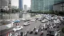 Para pengunjuk rasa melakukan konvoi di sekitar kawasan bundaran HI, Jakarta, Jumat (24/10/2014) (Liputan6.com/Faizal Fanani)