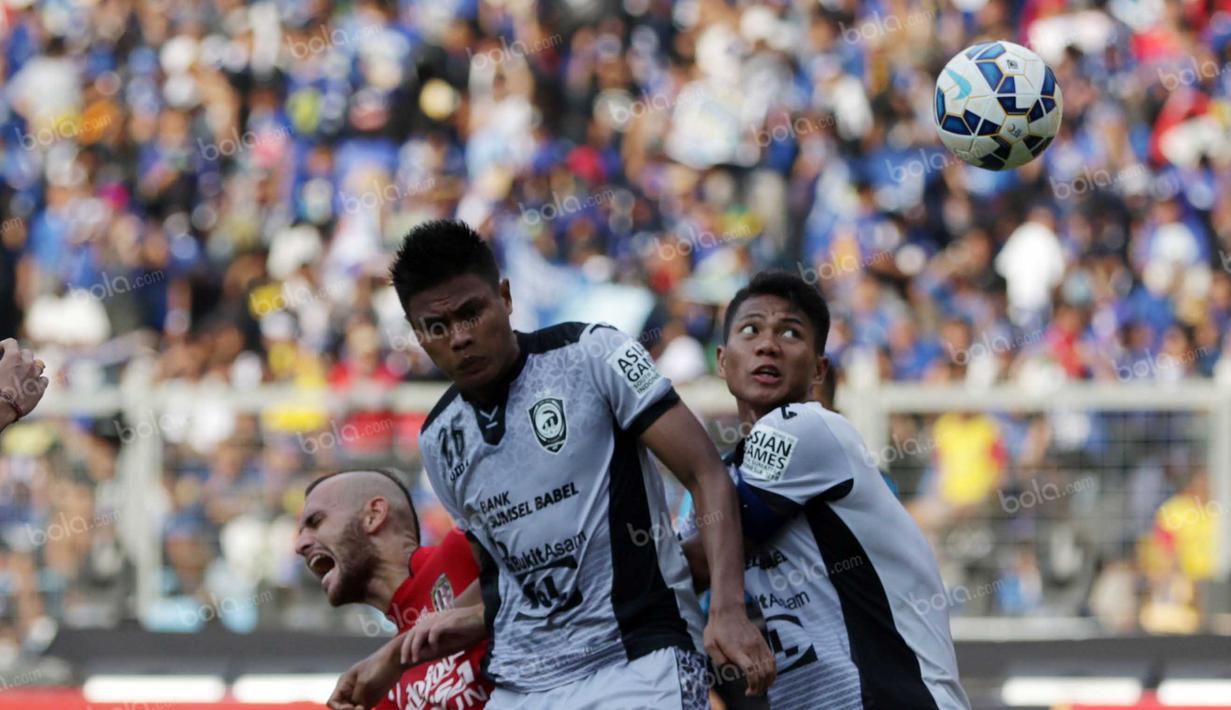 Pemain Bali United, Kiko Insa (kiri), mencoba melewati para pemain Sriwijaya FC pada perebutan tempat ketiga Torabika Bhayangkara Cup 2016 di Stadion Utama Gelora Bung Karno, Jakarta, Minggu (3/4/2016). (Bola.com/Nicklas Hanoatubun)