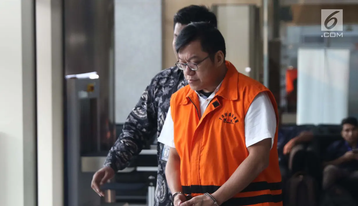 Tersangka dugaan korupsi proyek jalan di Kabupaten Jayapura, David Manibui usai pemeriksaan lanjutan di Gedung KPK, Jakarta, Jumat (9/8/2019). Ia diperiksa sebagai tersangka suap pengadaan pekerjaan peningkatan di Jayapura APBD-P Pemprov Papua TA 2015. (Liputan6.com/Helmi Fithriansyah)