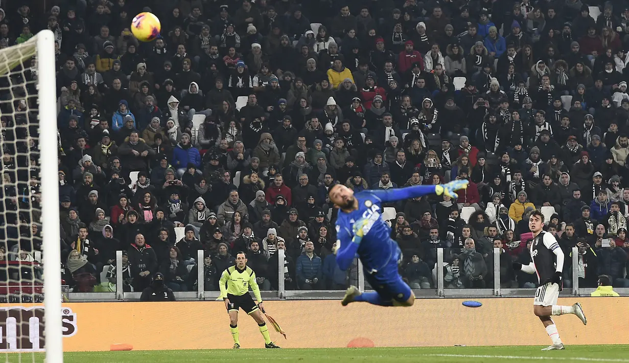 Pemain Juventus Paulo Dybala (kanan) mencetak gol ke gawang Udinese pada pertandingan Coppa Italia 2019/2020 di Allianz Stadium, Turin, Italia, Rabu (15/1/2020). Juventus menang 4-0. (Fabio Ferrari/LaPress via AP)