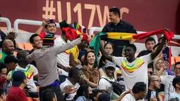 Sejumlah suporter Senegal menari dan bernyanyi untuk mendukung timnya saat 16 Besar Piala Dunia U-17 2023 melawan Timnas Prancis U-17 yang berlangsung di Jakarta Internetional Stadium (JIS), Jakarta, Rabu (22/11/2023). (Bola.com/Bagaskara Lazuardi)