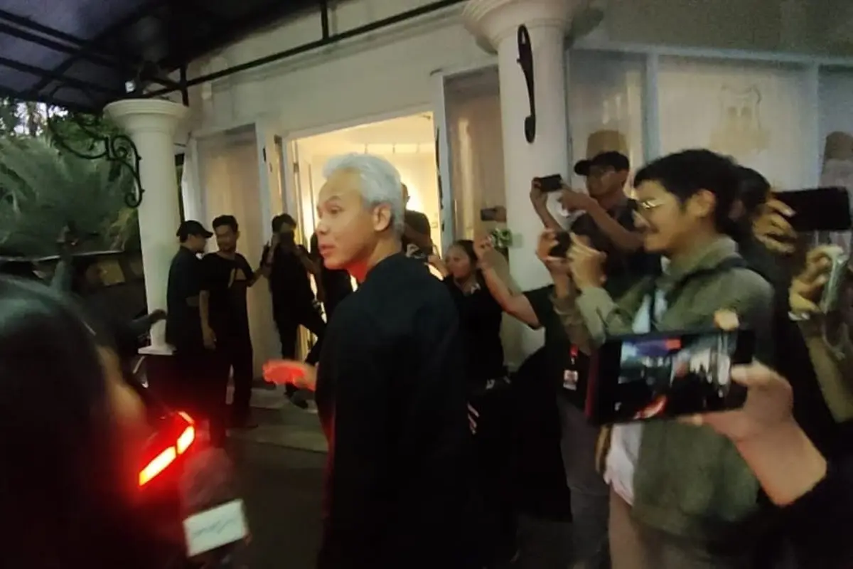 Capres Ganjar Pranowo-Mahfud Md berbuka puasa bersama para relawan di Posko Pemenangan Ganjar-Mahfud, Menteng, Jakarta Pusat (20/2/2024). (Liputan6.com/Delvira Hutabarat)