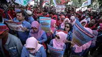 Peserta demo membawa spanduk tutuntan saat menggelar aksi unjuk rasa di depan kantor Kementerian BUMN, Jakarta, Senin (31/7). Mereka menuntut evaluasi terkait perpanjangan kerja sama pengelolaan dan pengoperasian pelabuhan. (Liputan6.com/Faizal Fanani)