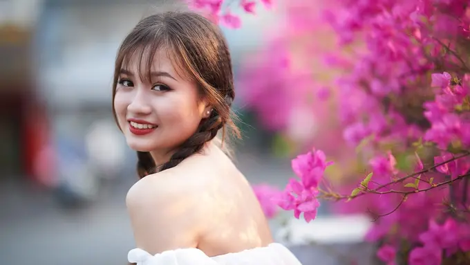 bahagia tersenyum manis kalem