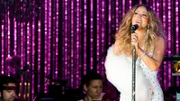 Mariah Carey Kembali Pamer Buah Dada di Atas Panggung