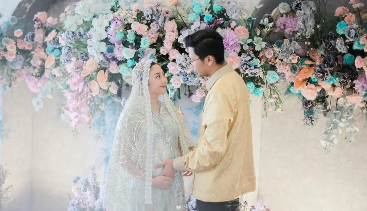 Galih Baghaskara selalu setia mendampingi dan menemani sang istri selama kehamilannya, seperti saat acara 4 bulanan ini. Perut kian buncit, baby bump adik Nikita Willy ini sudah mulai terlihat jelas. Tak sedikit warganet yang mendoakan Winona Willy dan calon buah hatinya agar selalu sehat sampai persalinan. (Liputan6.com/IG/@nonawilly16)