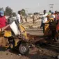 Sabtu, 29 Oktober 2016, orang-orang membersihkan puing-puing ledakan di Maiduguri, Nigeria. (Jossy Ola/AP Photo)