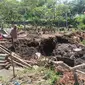 Pemakaman di Banyuwangi tergerus banjir. (Hermawan/Liputan6.com)