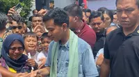 Gibran Rakabuming Raka kampanye ke Ibu Kota. Dia mengunjungi permukiman di Warakas, Jakarta Utara, Selasa (16/1/2024). (Merdeka.com/  Muhammad Genantan Saputra)