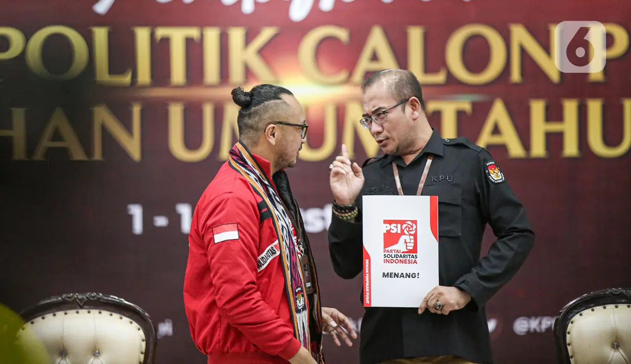 Ketua Ketua Komisi Pemilihan Umum (KPU), Hasyim Asy'ari (kanan) menerima berkas pendaftaran Partai Politik Calon Peserta Pemilu 2024 dari Ketua Umum Partai Solidaritas Indonesia (PSI), Giring Ganesha, di Gedung KPU, Jakarta, Rabu (10/8/2022). Diketahui, pendaftaran partai politik (parpol) untuk Pemilu 2024 sudah dimulai sejak awal Agustus lalu. (Liputan6.com/Faizal Fanani)