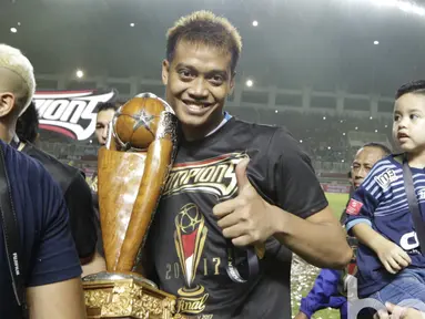 Ekspresi kiper Arema FC, Kurnia Meiga saat timnya meraih juara Piala Presiden 2017 di Stadion Pakansari, Bogor, Minggu (12/3/2017). (Bola.com/Nicklas Hanoatubun)