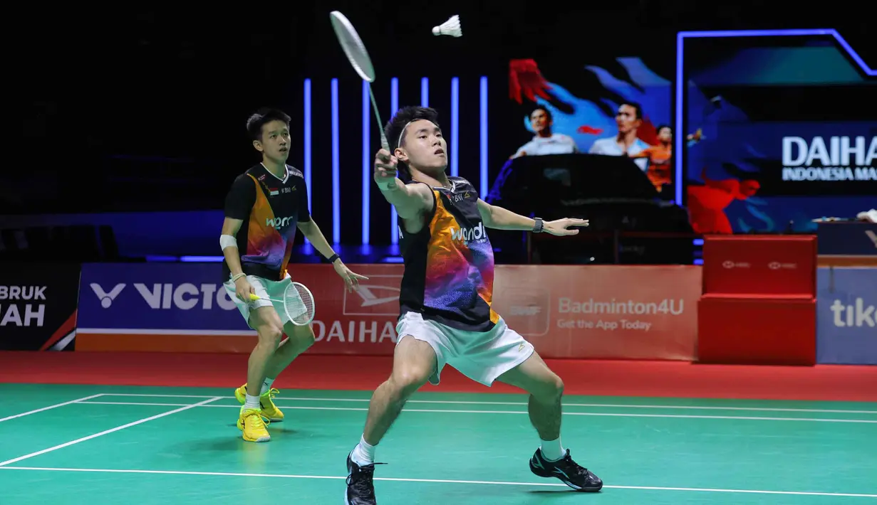 Raymond Indra/Nikolaus Joaquin harus mengakui keunggulan wakil Malaysia, Goh Sze Fei/Nur Izzuddin Rumsani. Tampak dalam foto, pebulu tangkis ganda putra Indonesia, Raymond Indra/Nikolaus Joaquin saat bertanding melawan wakil Malaysia, Goh Sze Fei/Nur Izzuddin Rumsani pada final Indonesia Masters 2026 di Istora Gelora Bung Karno, Senayan, Jakarta, Minggu (25/1/2026). (Bola.com/Bagaskara Lazuardi)