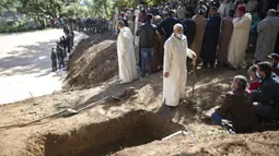 Seorang pria tua berdiri di samping makam yang digali untuk Rayan Oram (5) di Desa Ighran, Provinsi Chefchaouen, Maroko, 7 Februari 2022. Rayan Oram meninggal setelah terjebak selama lima hari dalam sumur kering sedalam 32 meter. (AP Photo/Mosa'ab Elshamy)