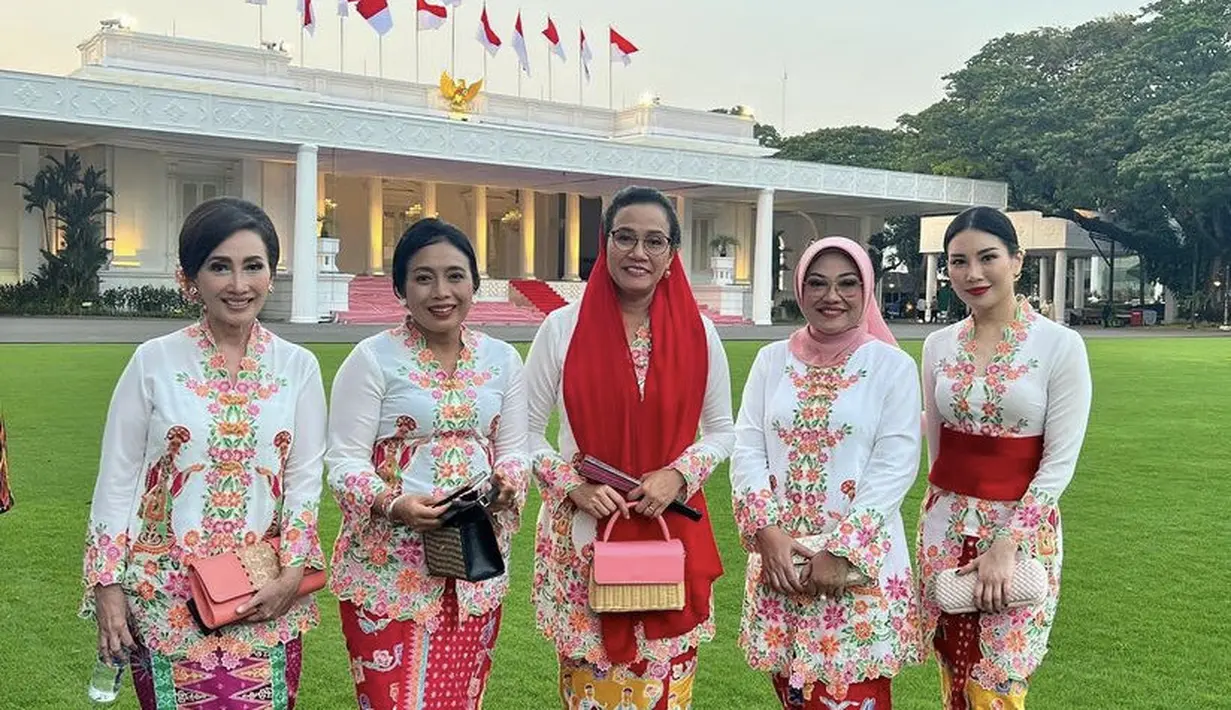 Kebaya lengan panjang tersebut dibuat oleh desainer Yogie Pratama. Yang juga digunakan oleh para pejabat perempuan hingga istri para pejabat. [Instagram/@angelatanoesoedibjo]