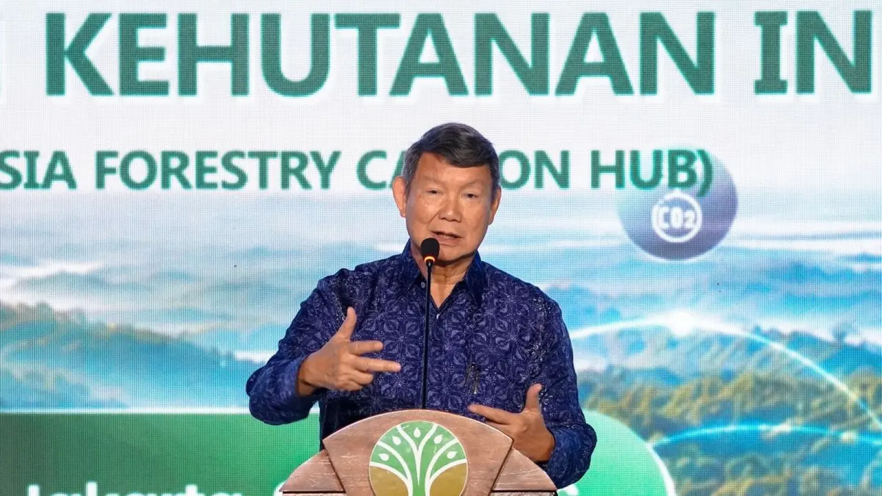 Utusan Khusus Presiden Bidang Energi dan Iklim Hashim Djojohadikusumo dalam acara peluncuran Persetujuan Menteri Kehutanan tentang penerbitan unit karbon melalui skema Non Sertifikat Pengurangan Emisi Gas Rumah Kaca (Non SPE-GRK), di Kemenhut, Jakarta, Se