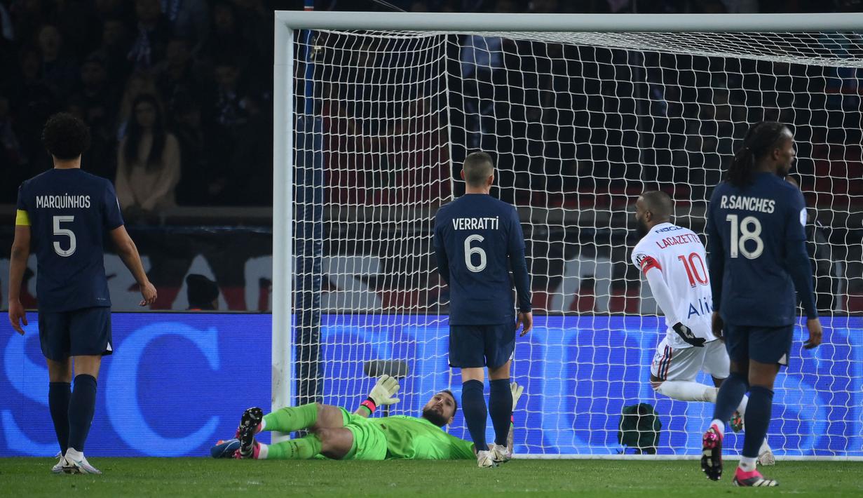 Kiper Paris Saint-Germain, Gianluigi Donnarumma (kiri kedua) gagal menahan tendangan pemain Lyon, Bradley Barcola (tidak terlihat) yang berujung menjadi gol pada laga pekan ke-29 Liga Prancis 2022/2023 di Parc de Pricess, Paris, Senin (3/4/2023) WIB. PSG kalah dengan skor 0-1 dari Lyon. (AFP/Franck Fife)