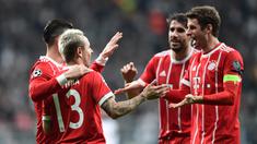 Para pemain Bayern Munchen merayakan gol Rafinha (tengah) saat melawan Besiktas pada leg kedua 16 besar Liga Champions di Vodafone Stadyumu, Besiktas Park, Istanbul, (14/3/2018). Bayern menang 3-1. (AFP/Ozan Kose)