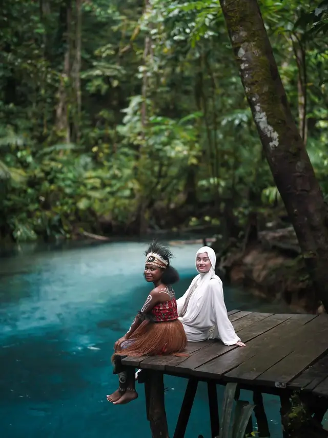 Dinda Hauw di Kali Biru Raja Ampat