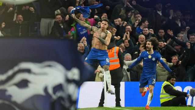 Pemain Chelsea Enzo Fernandez merayakan gol ketiga timnya