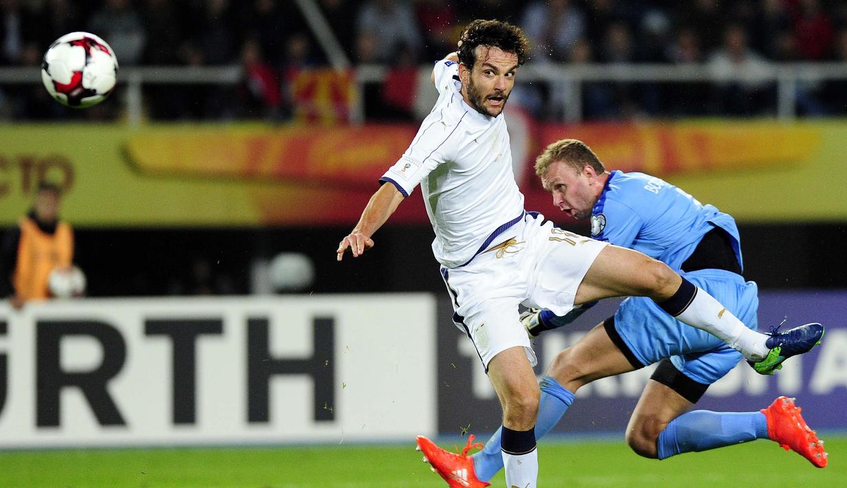 Pemain Makedonia, Martin Bogatinov (kanan) berduel dengan pemain Italia, Marco Parolo pada kualifikasi Piala Dunia 2018 di Philip II of Macedon stadium, Skopje Senin (10/10/2016) dini hari WIB. (AFP/Robert Atanasovski)