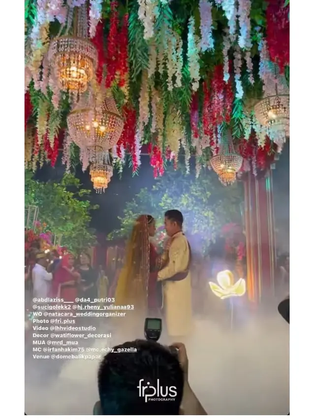 7 Potret Resepsi Putri Isnari dan Abdul Azis dengan Tema BollyWood, Meriah Banget