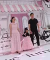Shandy Aulia merayakan ulang tahun putrinya, Claire dengan tema Paris. Tampak backdrop dibuat seperti berada di toko baju seperti di Paris bernuansa pink. Hadir pula mantan suaminya yang juga ayah dari Claire yang tampil kontras mengenakan pakaian serba hitam. [@shandyaulia]