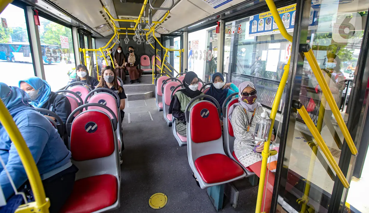 Penumpang duduk di dalam bus Transjakarta khusus wanita di kawasan Pasar Baru, Jakarta, Rabu (27/7/2022). Bus yang resmi beroperasi pada Senin, 25 Juli 2022 lalu ini sebelumnya  berhenti beroperasi karena kebijakan saat pandemi. (Liputan6.com/Faizal Fanani)
