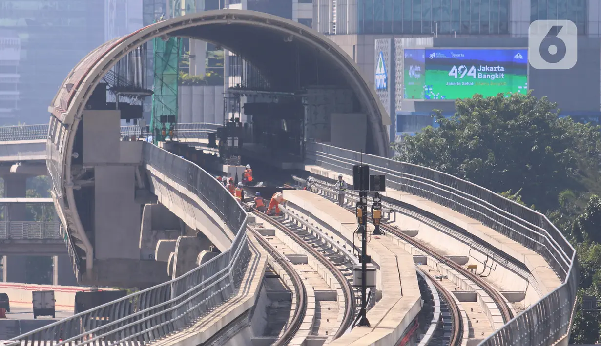 Aktivitas pekerja pembangunan LRT di kawasanan Kuningan, Jakarta, Sabtu (31/7/2021). Pembangunan LRT Jakarta-Bogor-Depok-Bekasi (Jabodebek) Tahap I telah mencapai 85,75 persen dan di targetkan beroprasi pada pertengahan tahun 2022. (Liputan6.com/Angga Yuniar)