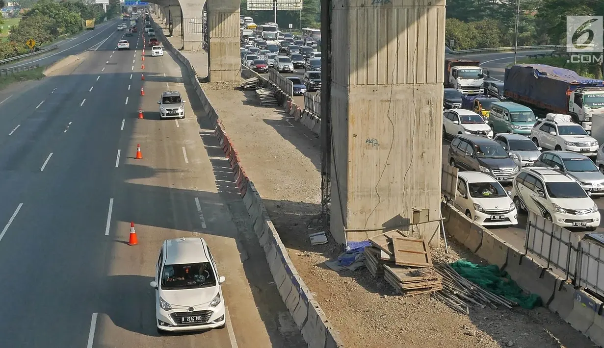 Kendaraan melintas di contraflom KM 28 Tol Jakarta - Cikampek, Jawa Barat, Kamis (30/5/2019). Contraflow yang diberlakukan lebih awal dari jadwal diharapkan dapat mencairkan kepadatan Jalan Tol Cikampek terutama menjelang titik-titik rest area kilometer 33, 39, 50 dan 57. (Liputan6.com/Herman Zakhar