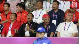 Menko Polhukam, Wiranto (kedua kiri), Menpora Imam Nahrawi dan Menteri PUPR, Basuki Hadimuljono saat menyaksikan semifinal bulu tangkis beregu putra Asian Games 2018 Indonesia melawan Jepang di Jakarta, Selasa (21/8). (Liputan6.com/Helmi Fithriansyah)