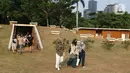 Warga mengunjungi area hutan kota di kawasan Gelora Bung Karno (GBK), Jakarta, Minggu (17/10/2021). Hutan Kota mulai dibuka secara umum dengan memberlakukan pembatasan sebanyak 150 orang dengan batas waktu satu jam kunjungan. (Liputan6.com/Herman Zakharia)