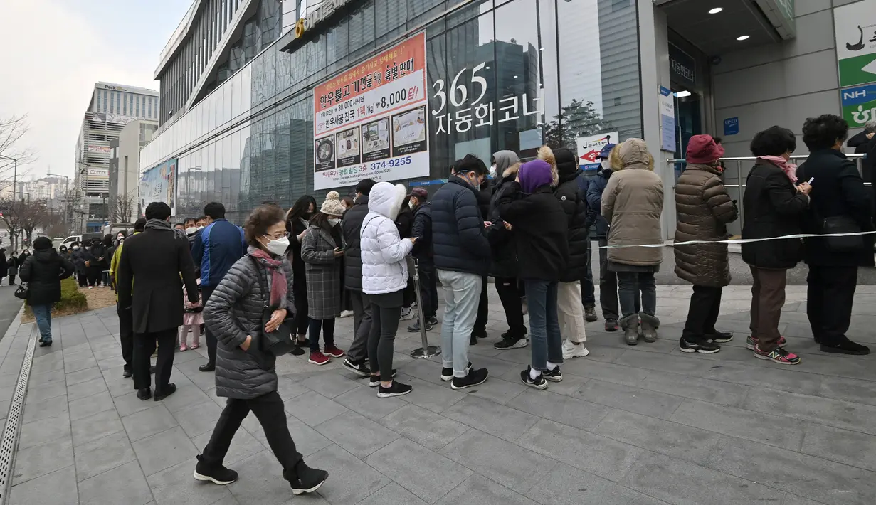 Warga mengantre untuk membeli masker di luar sebuah supermarket di Seoul, Korea Selatan, Rabu (4/3/2020). Infeksi virus corona atau COVID-19 di Korea Selatan hingga saat ini telah menewaskan 32 orang. (Jung Yeon-je/AFP)
