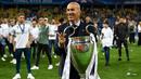 Sepertinya Real Madrid memang tempat yang sebenarnya bagi Zinedine Zidane. Bagaimana tidak, total ada 17 trofi juara yang diraih pria asal Prancis ini bersama Los Blancos. Foto: AFP/Franck Fife)