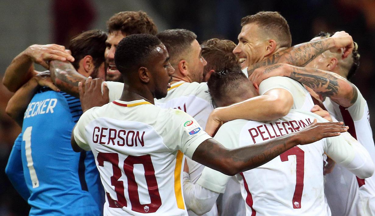 Para pemain AS Roma merayakan kemenangan atas AC Milan pada laga Serie A Italia di Stadion San Siro, Milan, Minggu (1/10/2017). Milan kalah 0-2 dari Roma. (AP/Matteo Bazzi)