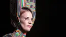 Model berjalan di atas catwalk mengenakan busana Spring/Summer 2019 kreasi perancang Pam Hogg selama London Fashion Week di London (14/9). Pam Hogg merupakan desainer asal Inggris. (Photo by Vianney Le Caer/Invision/AP)